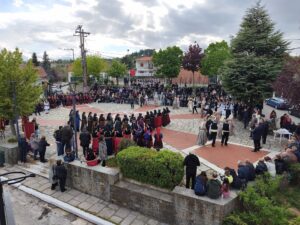 Βούλιαξε η πλατεία των Αμυγδαλιών από χορευτές και λάτρεις της παράδοσης στον Αποχαιρετισμό της Πασχαλιάς στις 2 Μαΐου 2026