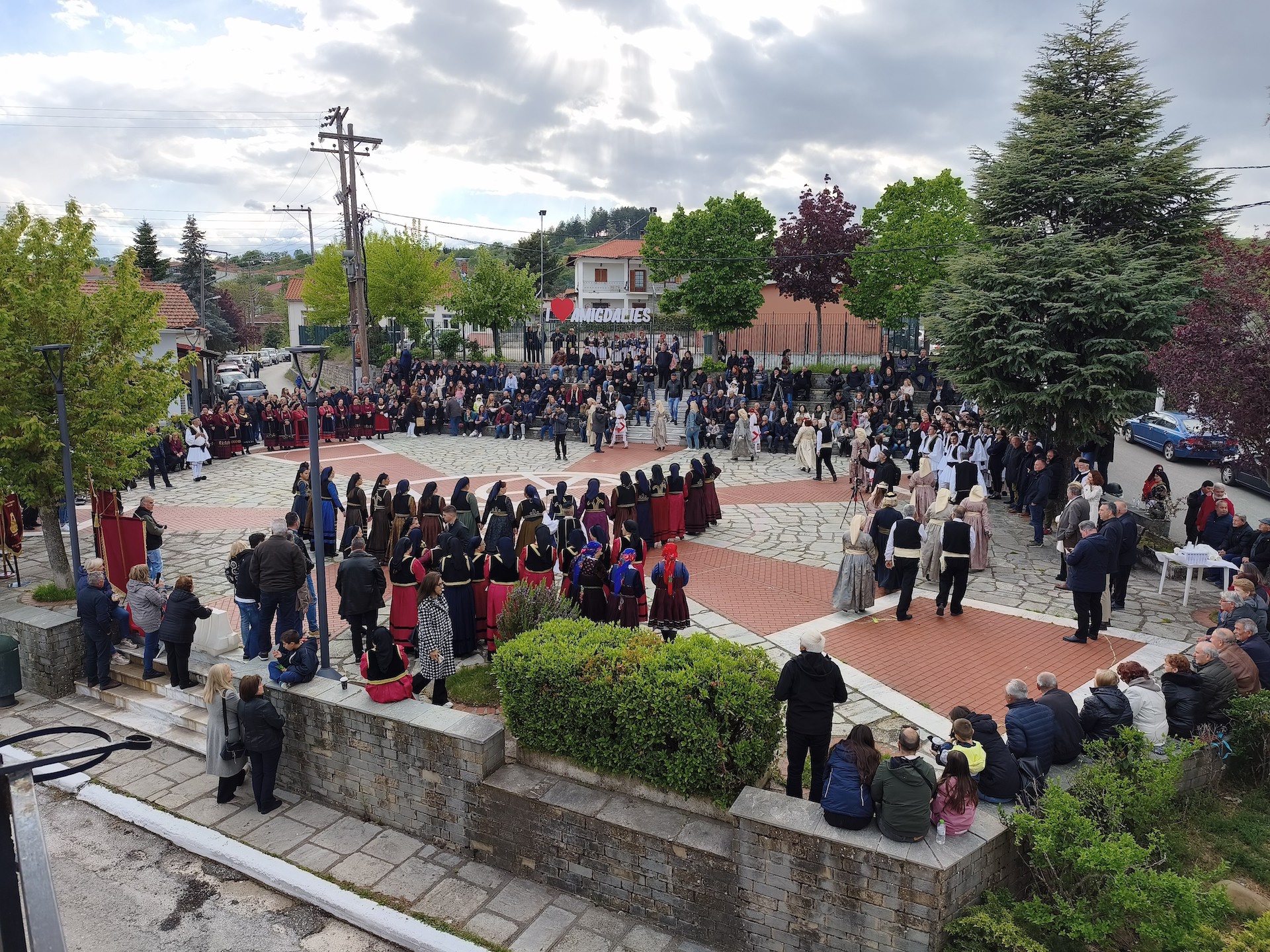 Βούλιαξε η πλατεία των Αμυγδαλιών από χορευτές και λάτρεις της παράδοσης στον Αποχαιρετισμό της Πασχαλιάς στις 2 Μαΐου 2026