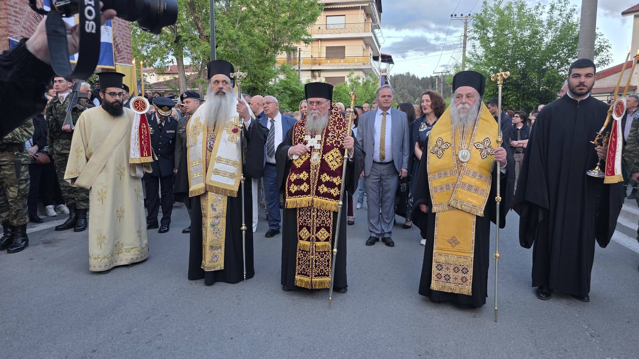 Με λαμπρότητα ο Εσπερινός και η λιτάνευση του Αγίου Αχιλλίου στα Γρεβενά