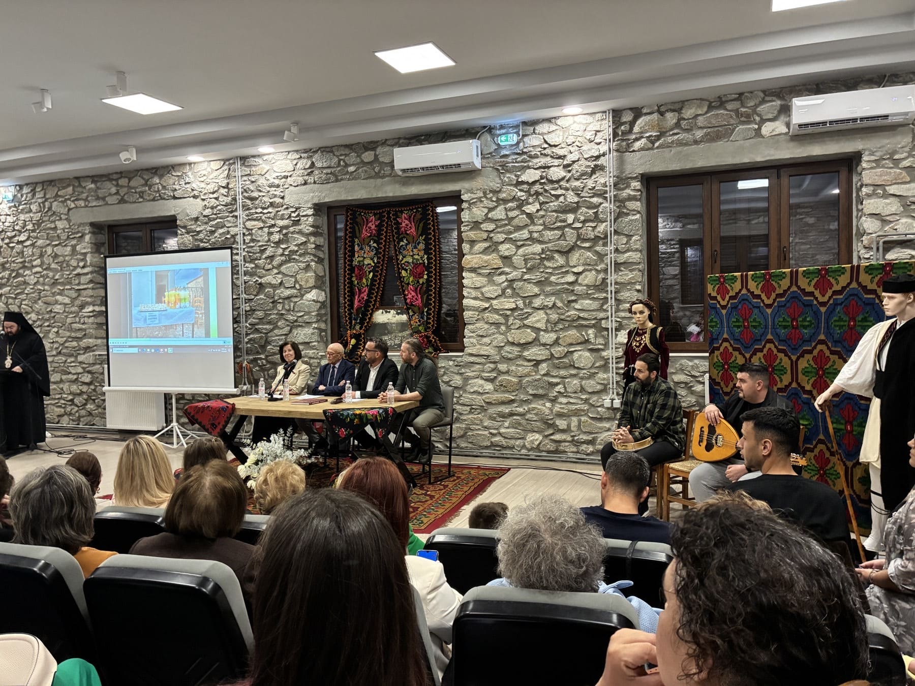 Μια αγκαλιά γεμάτη παράδοση: Με βαθιά συγκίνηση και πλήθος κόσμου παρουσιάστηκαν «Τα υφαντά της Σαμαρίνας» στην Ελασσόνα