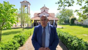 Στις θρησκευτικές εκδηλώσεις στον Ι.Ν Αγίας Γλυκερίας στη Βάρη για τη διάσωση των Γρεβενών από τον καταστροφικό σεισμό του 1995, ο Δήμαρχος Γρεβενών.