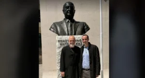 Στη Δερβιτσάνη ο Δημητριάδης: ιδιωτική επίσκεψη ⁠στο άγαλμα του παππού του, συνοδεία του Έντι Ράμα