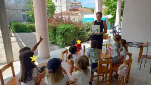 ΑΠ’ ΤΟ ΠΑΡΑΘΥΡΟ ΚΟΙΤΩ- ΠΑΙΧΝΙΔΙΑ ΜΕ ΒΙΒΛΙΑ ΓΙΑ ΜΙΚΡΑ ΠΑΙΔΙΑ