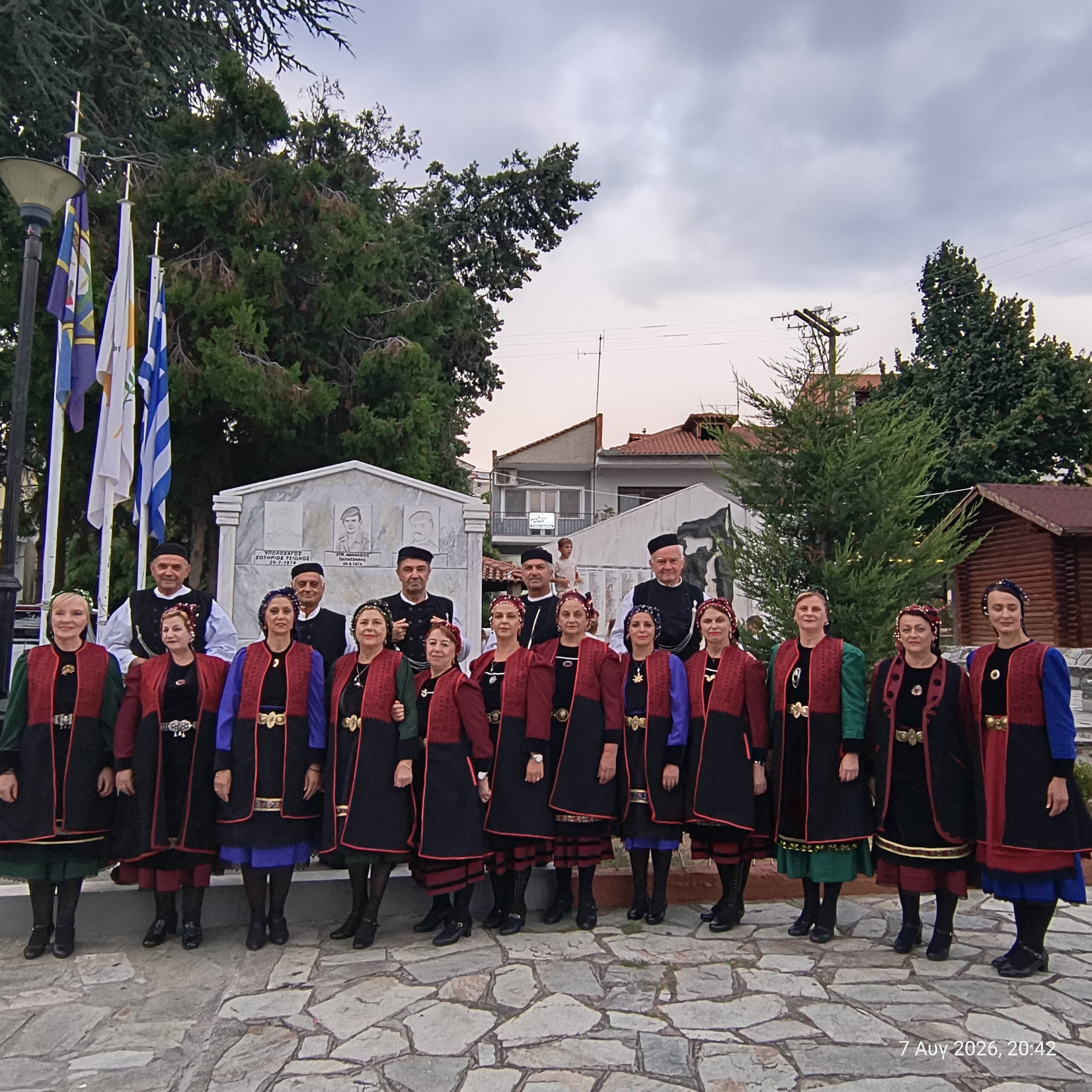 Το χορευτικό των Γρεβενιωτών Κοζάνης στη Δεσκάτη