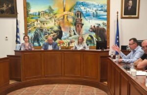 Γρεβενά: «Άναψαν τα αίματα» στο Δημοτικό Συμβούλιο για τη ζωγραφική σύνθεση πίσω από το προεδρείο – Τριγώνης: «Ζωγραφιά για νηπιαγωγείο» – Ταταρίδης: «Δεν περίμενα τέτοια μικροψυχία και μιζέρια – Είσαι ένα τίποτα στα Γρεβενά» (Bίντεο)