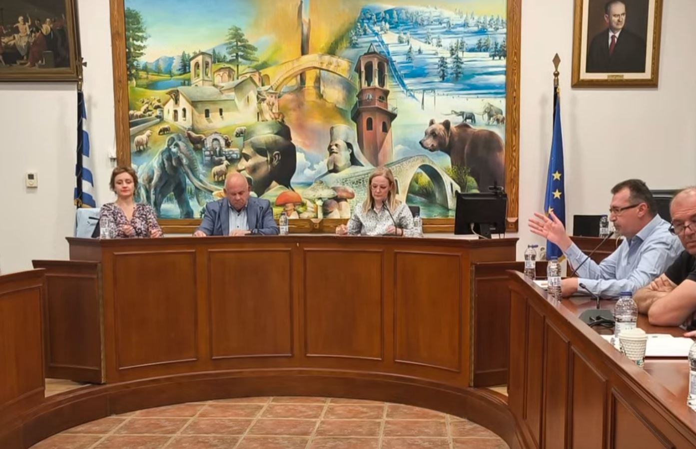 Γρεβενά: «Άναψαν τα αίματα» στο Δημοτικό Συμβούλιο για τη ζωγραφική σύνθεση πίσω από το προεδρείο   (Bίντεο)