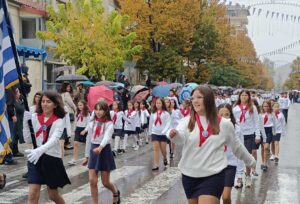 ΓΡΕΒΕΝΑ: Επετειακές εκδηλώσεις για την 114η επέτειο απελευθέρωσης της πόλης – Ορισμένα σχολεία παρέλασαν παρά την κακοκαιρία