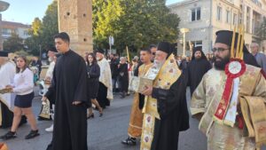 Τα Γρεβενά υποδέχθηκαν πάνδημα την Τίμια Κάρα του Οσίου Νικάνορα – Πλήθος πιστών στη λιτανεία
