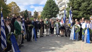 Γρεβενά: Κατάθεση στεφάνων από μαθητές στο μνημείο του Θεόδωρου Ζιάκα για την επέτειο του «ΟΧΙ»