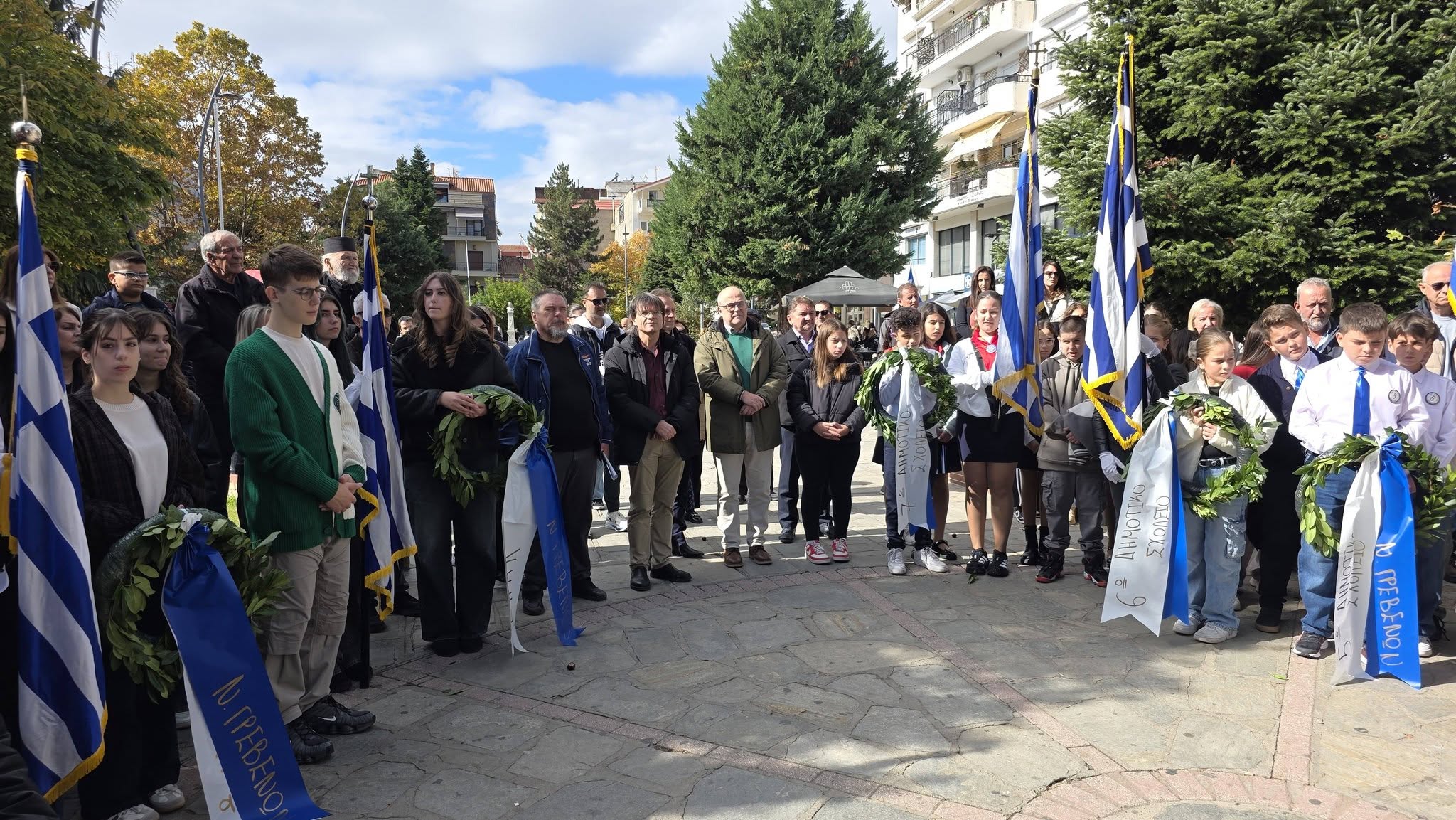 Γρεβενά: Κατάθεση στεφάνων από μαθητές στο μνημείο του Θεόδωρου Ζιάκα για την επέτειο του «ΟΧΙ»