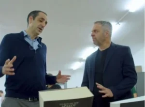 Δωρεά βιβλίων στον ΕΟΠΑΕ στη Θεσσαλονίκη από τους Bookmarkers και τον Γρηγόρη Δημητριάδη (video)